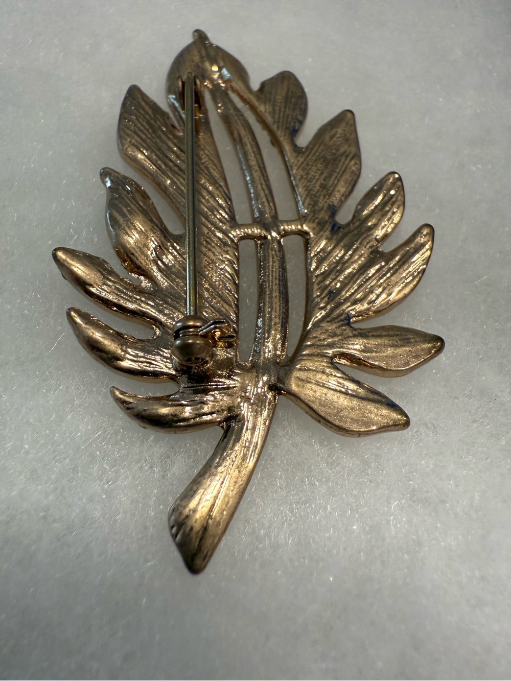 Vintage leaf gold tone brooch round and rectangular rhinestones - Picture 4 of 9
